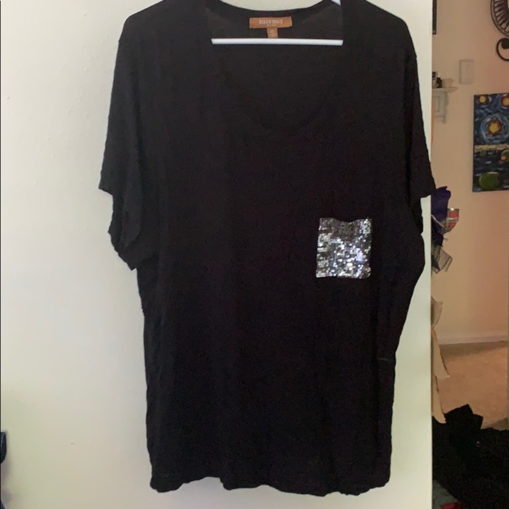 Short sleeve black T-shirt with shiny pocket